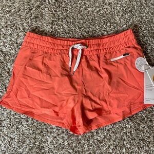 NWT Vuori Clementine Short Grapefruit Size Medium